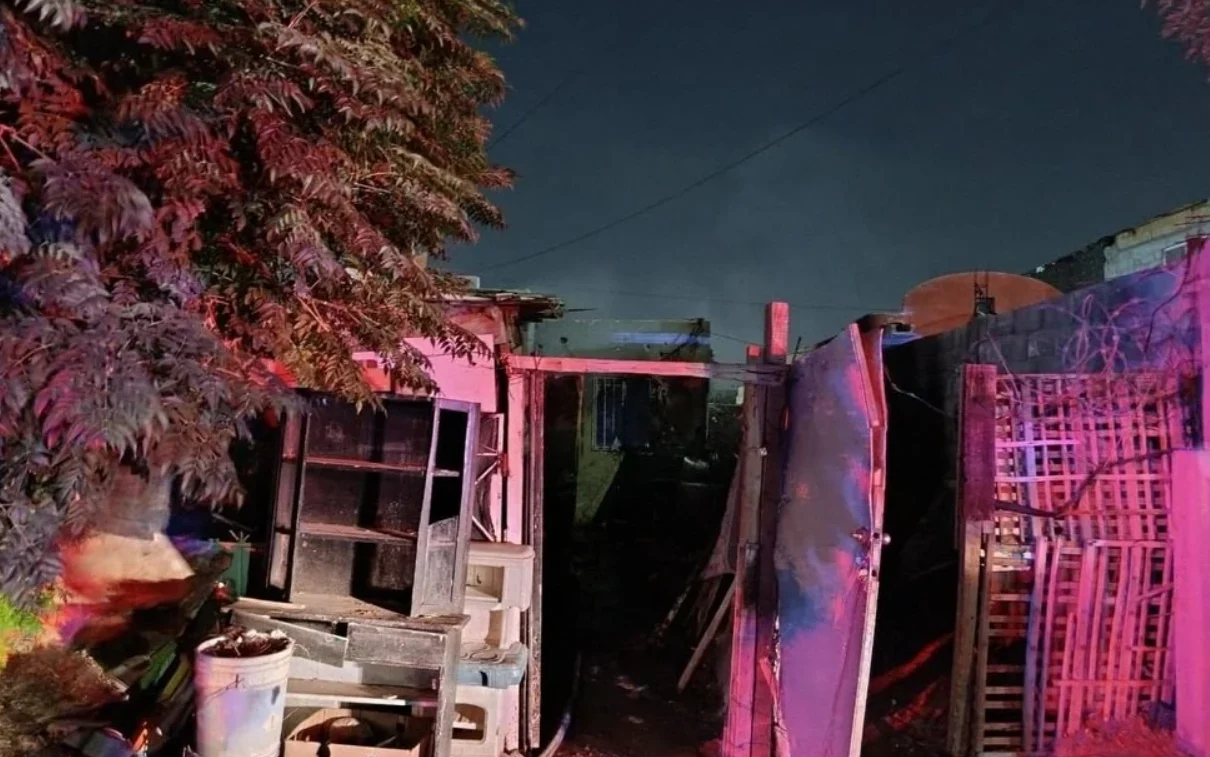 Arden dos casas en Juárez; cortocircuito habría provocado uno de los siniestros 2