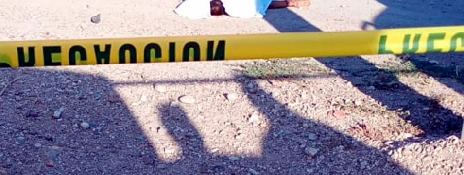 Los cuerpos, que presentaban heridas de bala, fueron localizados cerca de una parada de camión en la comunidad de La Mesa.