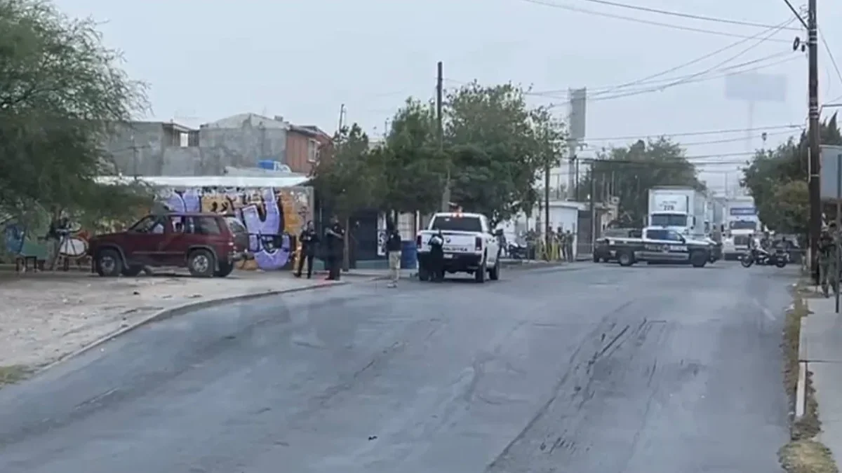 Localizan cuerpo envuelto en plástico dentro de camioneta en la colonia Fundidora