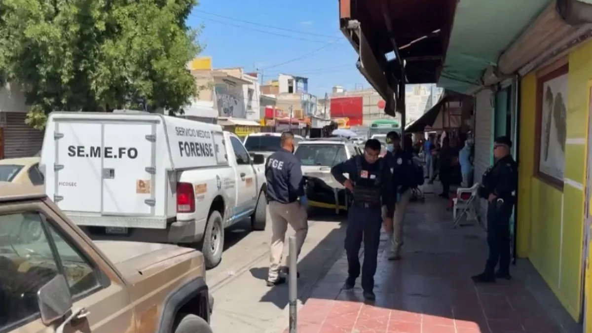 Mu3r3 hombre en interior de hotel de la zona Centro