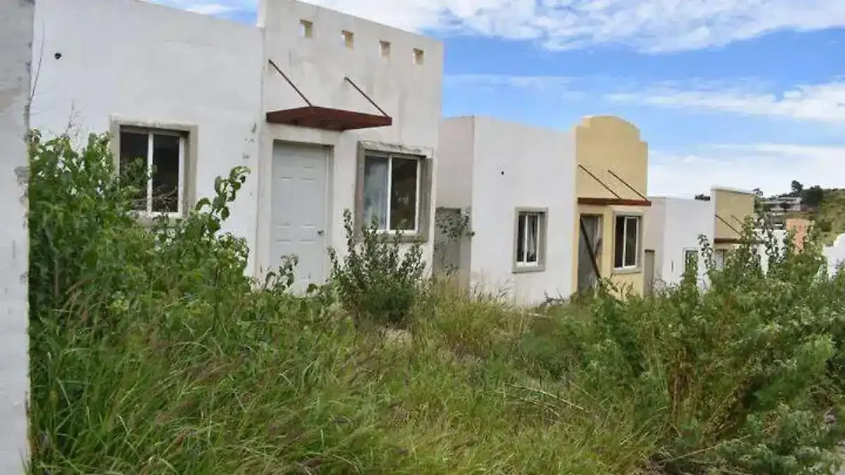 Fachada de una casa abandonada que podría ser objeto de un juicio de prescripción adquisitiva en México