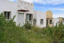 Cómo convertirte en dueño de una casa abandonada en México de forma legal 7 Fachada de una casa abandonada que podría ser objeto de un juicio de prescripción adquisitiva en México