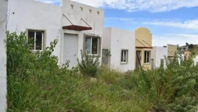 Cómo convertirte en dueño de una casa abandonada en México de forma legal 3 Fachada de una casa abandonada que podría ser objeto de un juicio de prescripción adquisitiva en México