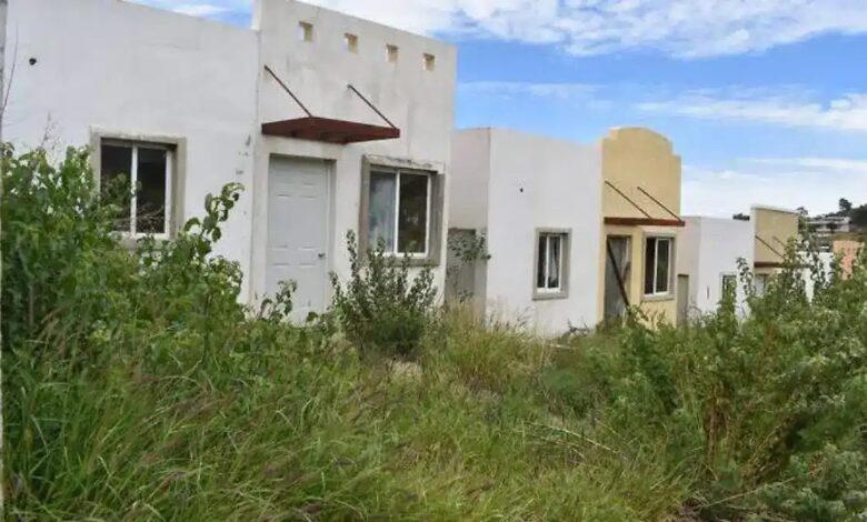 Cómo convertirte en dueño de una casa abandonada en México de forma legal 1 Fachada de una casa abandonada que podría ser objeto de un juicio de prescripción adquisitiva en México