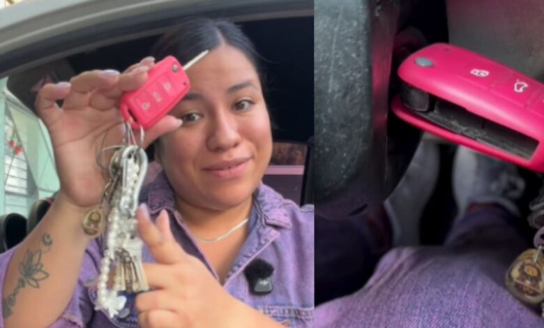 Llaves de automóvil con varios accesorios colgados