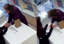 VIDEO: Clienta causa conmoción en tienda de celulares por extraño comportamiento