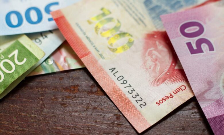 ¿Te depositaron dinero por error? Esto debes hacer antes de tocarlo 1 Persona revisa en su teléfono celular un depósito bancario recibido por error