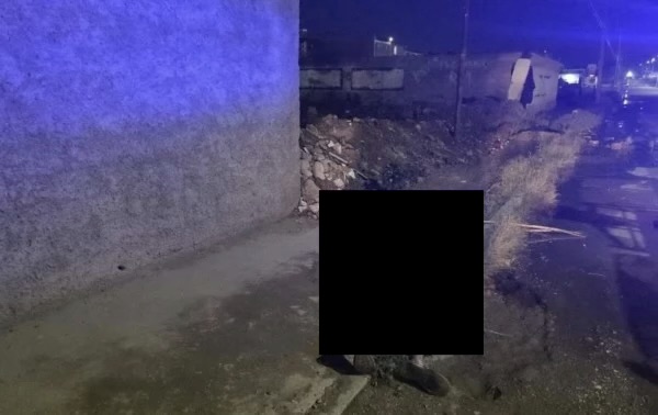 Iba a su casa y pisó cable eléctrico expuesto en banqueta 1