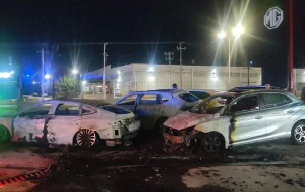 Queman cuatro vehículos de agencia en la Ejército Nacional 1