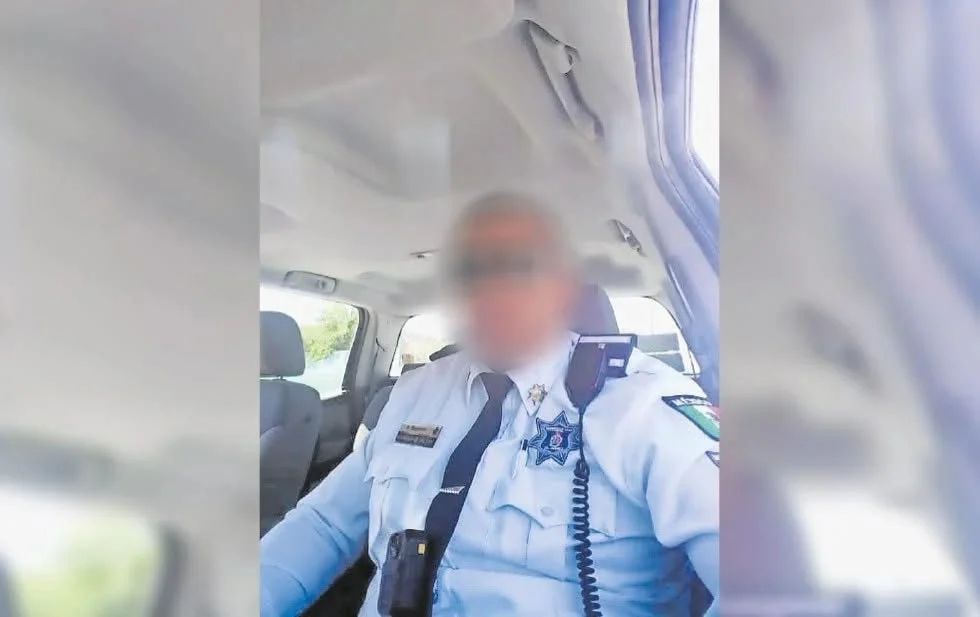 Agente vial presuntamente 4punt0 con su 4rm4 a la cabeza de su pareja frente a sus hijos