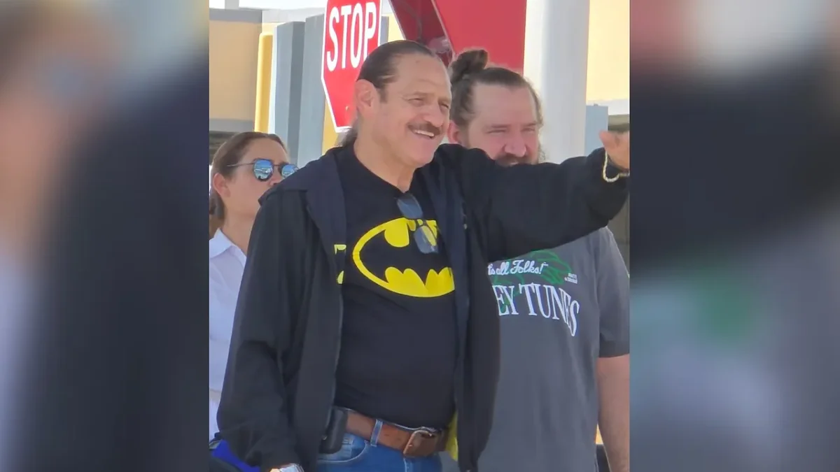 Teo González sorprende a juarenses en fila del puente Libre