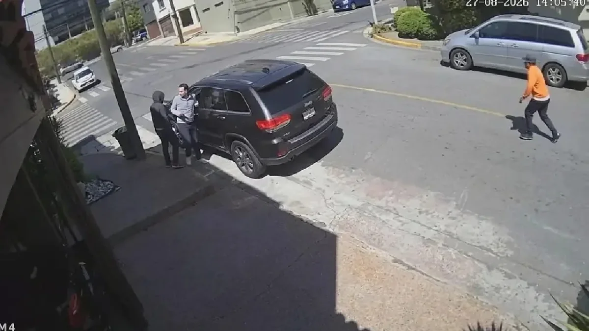 Momento exacto en que cuatro sujetos en moto encañonan a empresario y le quitan 4 millones