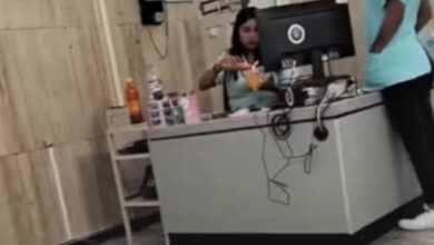 Video capta a trabajadora del IMSS vendiendo botanas dentro de clínica en CDMX 2