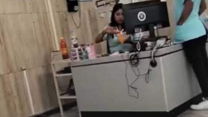 Video capta a trabajadora del IMSS vendiendo botanas dentro de clínica en CDMX 1