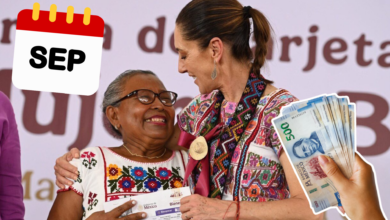 Pensión Bienestar septiembre 2026: calendario y pag0s 2 Tarjeta del Banco del Bienestar junto a un calendario de septiembre de 2026