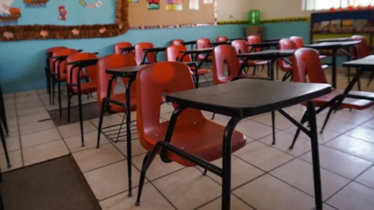 Docentes trabajan en la implementación de la Nueva Escuela Mexicana en un salón de clases