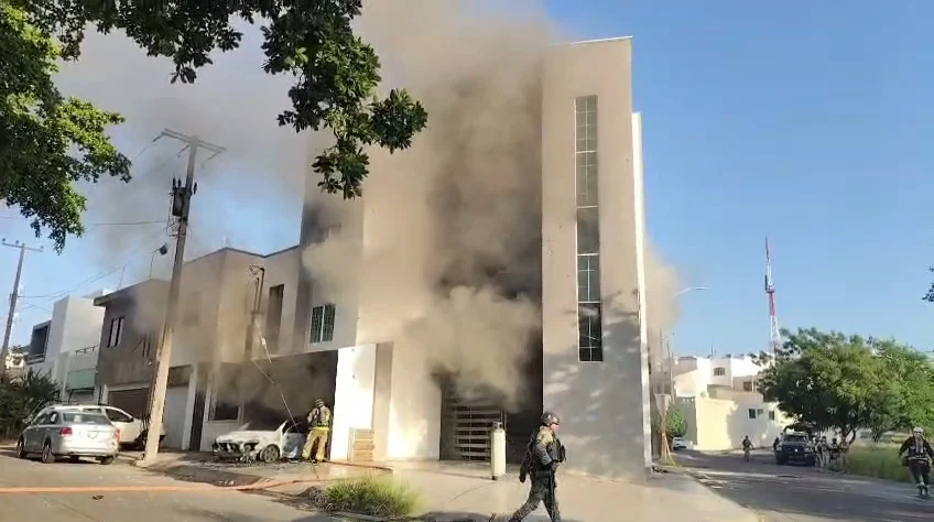 Los agresores dispararon contra la fachada y prendieron fuego a un automóvil; autoridades también investigan otro ataque contra una vivienda.