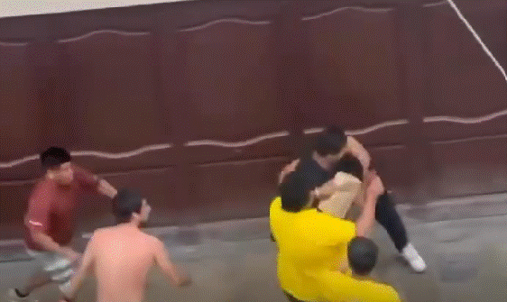 Una pelea callejera se volvió viral en redes sociales 1 El video llamó la atención por los golpes, carreras, caídas y giros inesperados, pero la grabación del camarógrafo terminó llevándose los elogios.