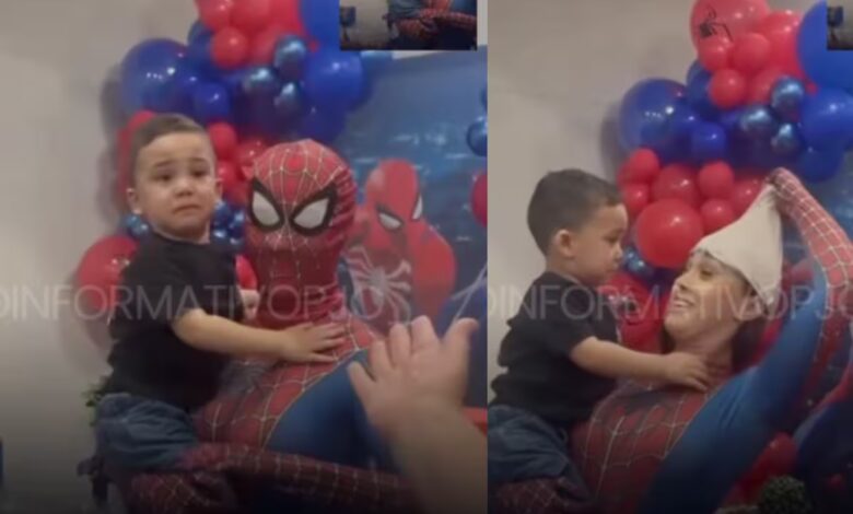 Niño busca a su mamá durante fiesta de Spider-Man y descubre que ella llevaba el disfraz 1