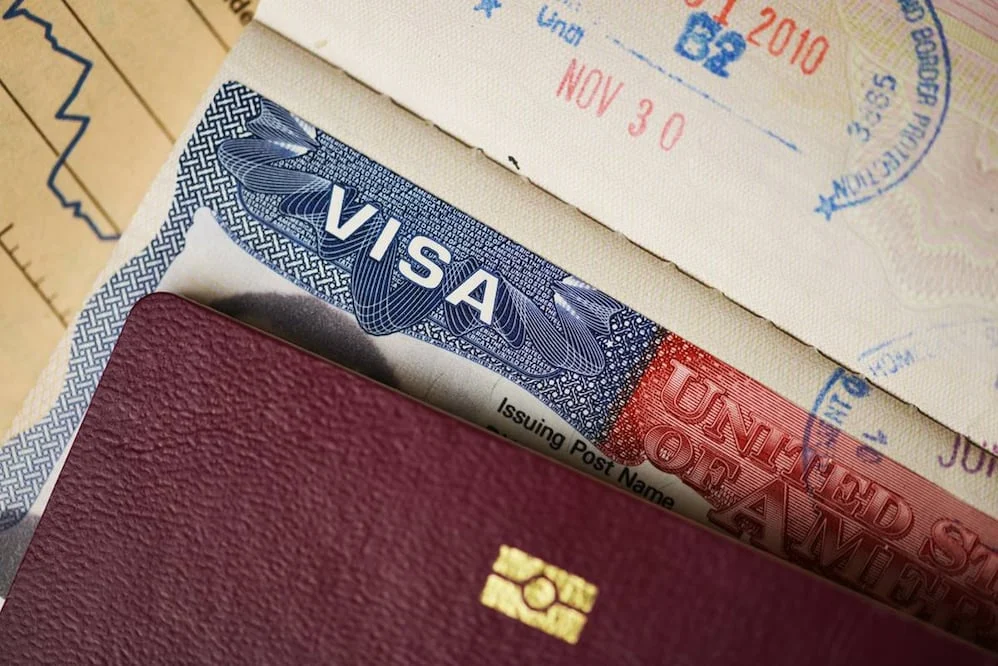 Visa de Estados Unidos junto a un pasaporte ante una posible revocación masiva