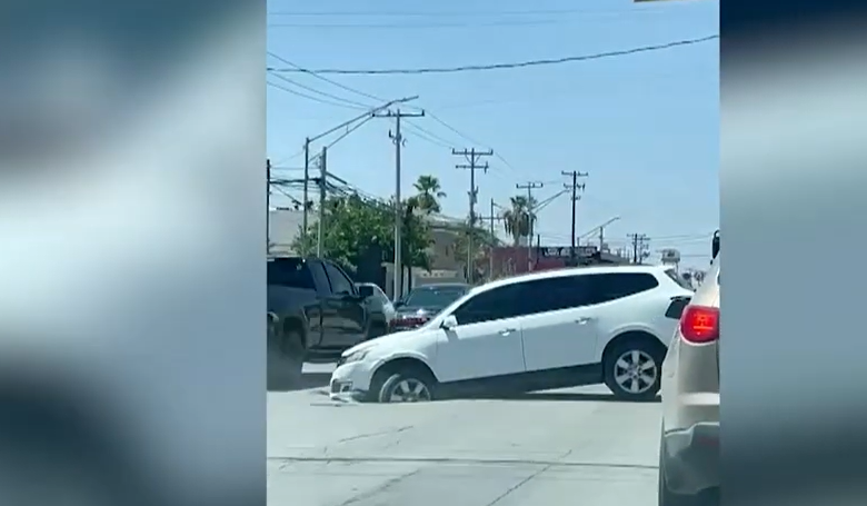 Cae vehículo en socavón de dos metros en avenida De la Raza y del Charro 1