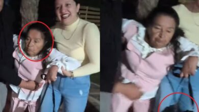 Se le pasaron las copas y nunca soltó la cartera: mujer de 80 años acaba cargada por sus familiares 1 Mujer de 80 años sostenida por sus familiares mientras conserva su cartera