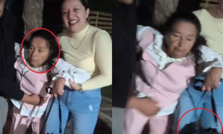 Se le pasaron las copas y nunca soltó la cartera: mujer de 80 años acaba cargada por sus familiares 1 Mujer de 80 años sostenida por sus familiares mientras conserva su cartera