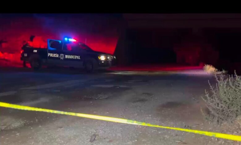 Hallan cu3rpo envu3lto en cobijas debajo de puente en Camino Real 1