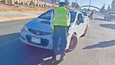 Caen 4.9% sanciones a ‘invasores’ de filas en Juárez 4 Agentes viales supervisan las filas de los cruces internacionales en Ciudad Juárez