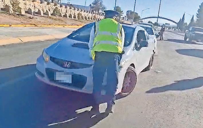 Caen 4.9% sanciones a ‘invasores’ de filas en Juárez 1 Agentes viales supervisan las filas de los cruces internacionales en Ciudad Juárez