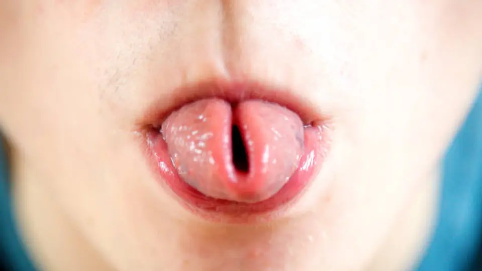 Persona dobla la lengua en forma de taquito para mostrar esta habilidad física
