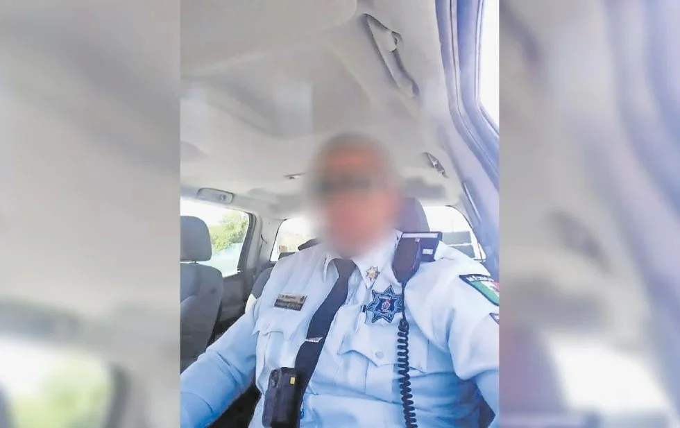 Agente vial en Ciudad Juárez durante una jornada de trabajo