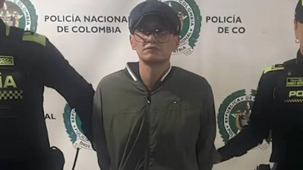 Teléfono celular con la aplicación WhatsApp, relacionado con una investigación por feminicidio en Bogotá