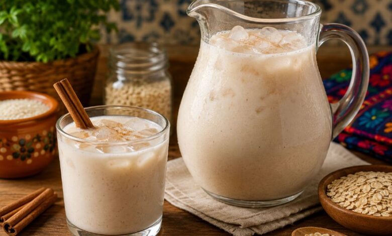¿Cómo hacer una deliciosa y fresca agua de horchata con avena en casa? Receta paso a paso 1 Jarra y vaso con agua de horchata con avena, hielo y canela
