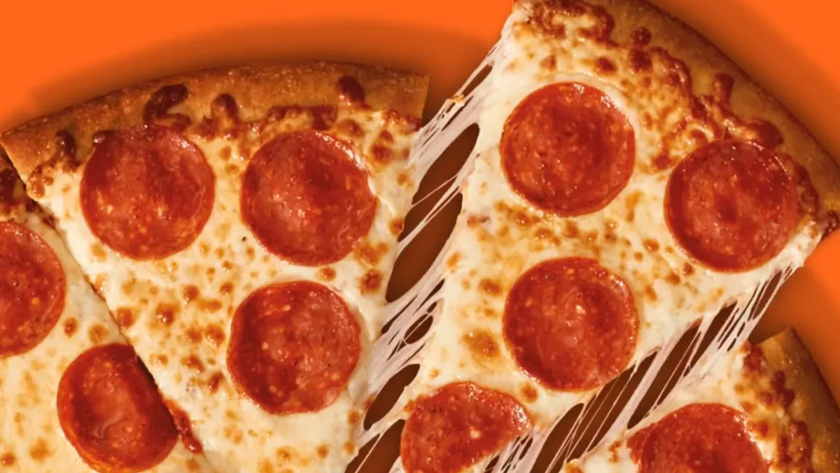 Pizza de pepperoni de Little Caesars anunciada en promoción por aniversario