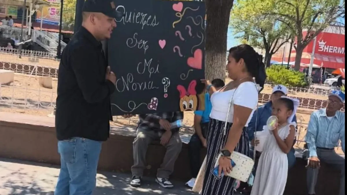 Joven realiza romántica propuesta a una mujer en la Plaza de Armas de Ciudad Juárez