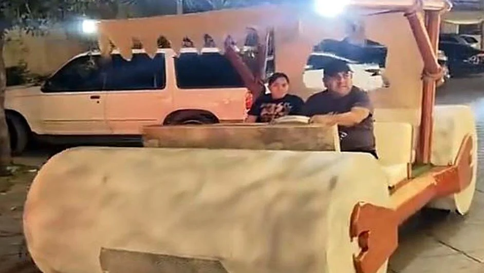 Familia recorre Torreón en automóvil inspirado en Los Picapiedras