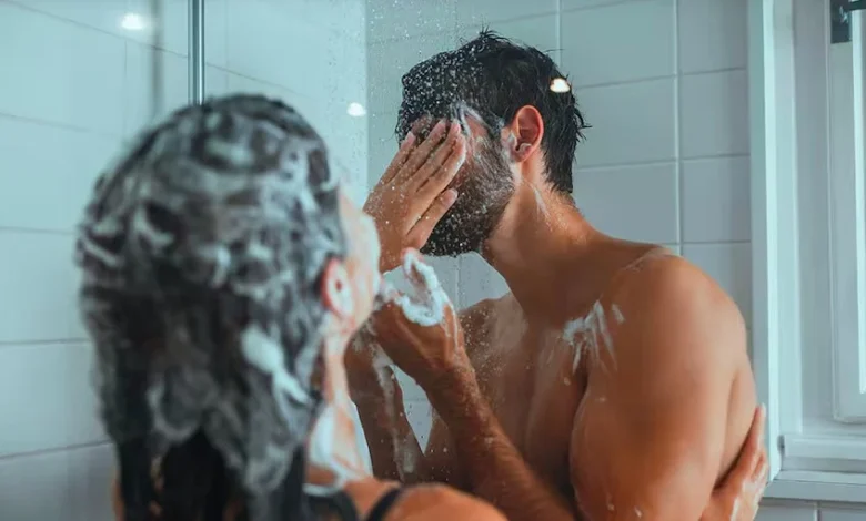 Bañarse en pareja puede fortalecer la relación, afirma psicólogo 1