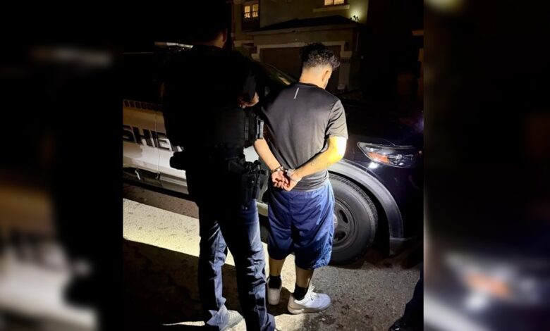 Se entrega tras persecución que terminó en choque en El Paso 1 Agentes del Sheriff de El Paso durante un operativo relacionado con una persecución