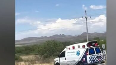 Se salva familia de morir tras aparatosa volcadura en carretera Chihuahua-Juárez 2 Seis personas sufrieron diversos golpes después de que una camioneta Nissan Titan salió del camino y dio varias volteretas a la altura del kilómetro 112.