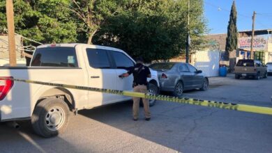 Ubican auto robado tras homicidio en Campestre Virreyes 2 El Nissan Versa azul fue localizado en la colonia Kilómetro 20 y trasladado a instalaciones de la Fiscalía estatal para continuar con las investigaciones.
