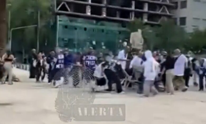 La riña ocurrió durante una reunión de autos modificados en el Monumento a la Revolución; reportes señalan que tres personas resultaron lesionadas.
