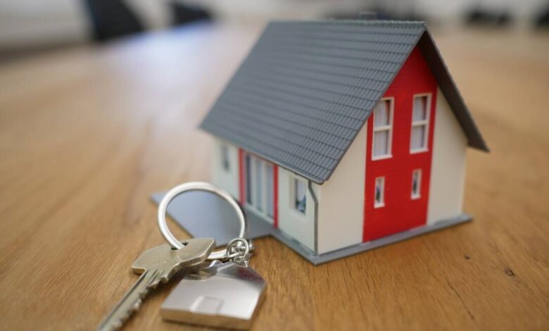 El ingreso familiar estimado va de 30 mil a 60 mil pesos mensuales, según el valor de la vivienda, el enganche y las condiciones del crédito.