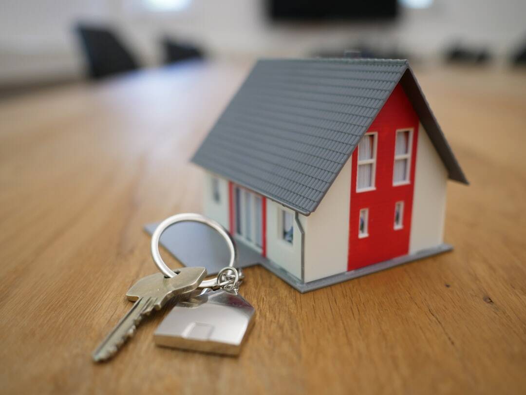 El ingreso familiar estimado va de 30 mil a 60 mil pesos mensuales, según el valor de la vivienda, el enganche y las condiciones del crédito.