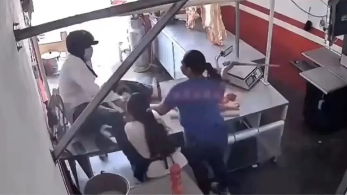 Hombre intenta asaltar una carnicería y empleadas se defienden 'cortándole' los dedos con un cuchillo | VIDEO