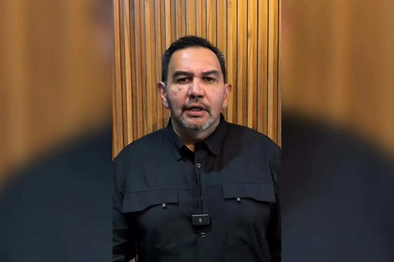 El alcalde con licencia señaló a la gobernadora Maru Campos y al PAN por los espectaculares con la frase “Muerte y Morena es lo mismo”; en el material difundido no se incluye una respuesta de los aludidos.