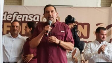 “El próximo año vendrá justicia para Ciudad Juárez”, afirma Cruz 4 "El próximo año vendrá justicia para Ciudad Juárez": Cruz🎦 Puente Libre - Periódico y noticias de Ciudad Juárez. ~2 minutos Inicio Local El presidente municipal con licencia Cruz Pérez Cuéllar afirmó en Ciudad Juárez, durante una asamblea de Morena, que el próximo año llegará justicia para la ciudad. Por: Mauricio Munguía Loya 15 Agosto 2026 13 07 El mediodía de este sábado, el presidente municipal con licencia Cruz Pérez Cuéllar tomó la palabra en la asamblea de la soberanía de la defensa nacional que realizó el grupo parlamentario de Morena en Ciudad Juárez y afirmó que el próximo año llegará justicia para la ciudad. El exalcalde dijo que percibieron su uso de la palabra y pidió agregar asuntos pendientes, entre ellos justicia para los ciudadanos. Reiteró varias veces la consigna "¡Nosotros somos ciudadanos!" y vinculó la demanda de justicia con el reclamo contra la corrupción. Cruz Pérez Cuéllar citó al presidente Andrés Manuel López Obrador al reprochar que algunos actores buscan presentar obras para aparentar soluciones. Mencionó que recientemente anunciaron algunas obras, pero sostuvo que eso no sustituye la justicia ni la remoción de funcionarios corruptos del poder.