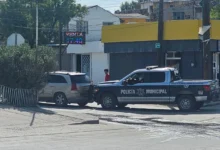 Empujan policías camioneta varada hasta una gasolinera en Juárez 1 Policías municipales apoyan a una camioneta varada para llegar a una gasolinera en Ciudad Juárez