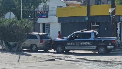 Empujan policías camioneta varada hasta una gasolinera en Juárez 3 Policías municipales apoyan a una camioneta varada para llegar a una gasolinera en Ciudad Juárez