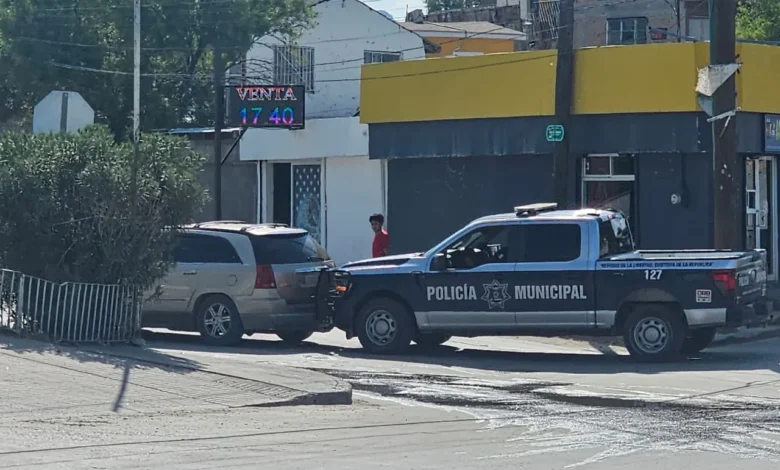 Empujan policías camioneta varada hasta una gasolinera en Juárez 1 Policías municipales apoyan a una camioneta varada para llegar a una gasolinera en Ciudad Juárez